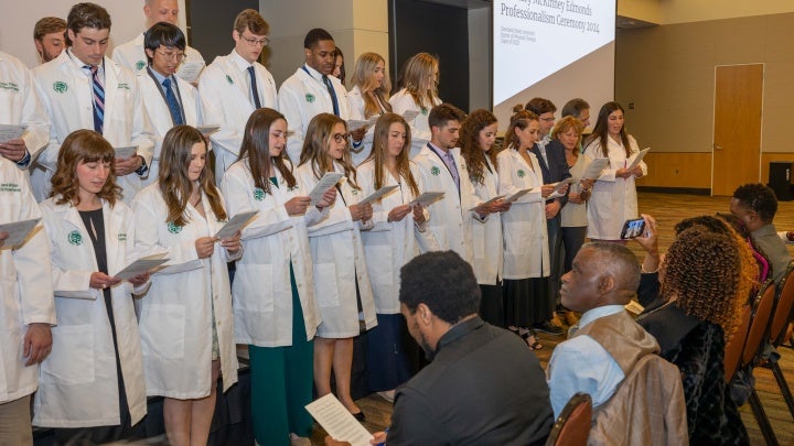 DPT graduating students in the professionalism ceremony
